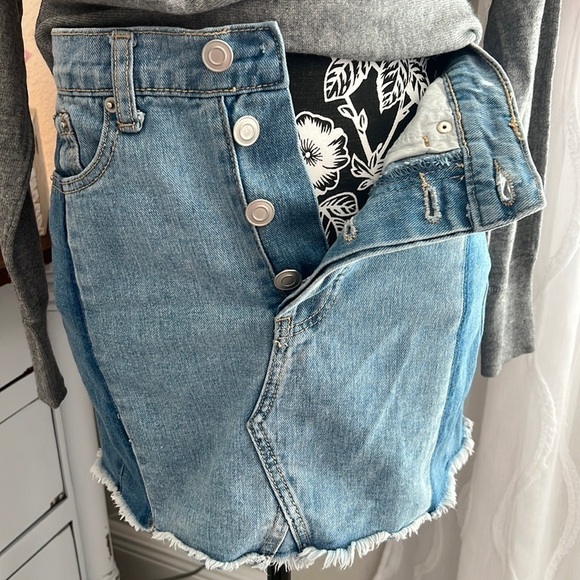 Forever 21 to town distressed denim mini skirt - Picture 7 of 11